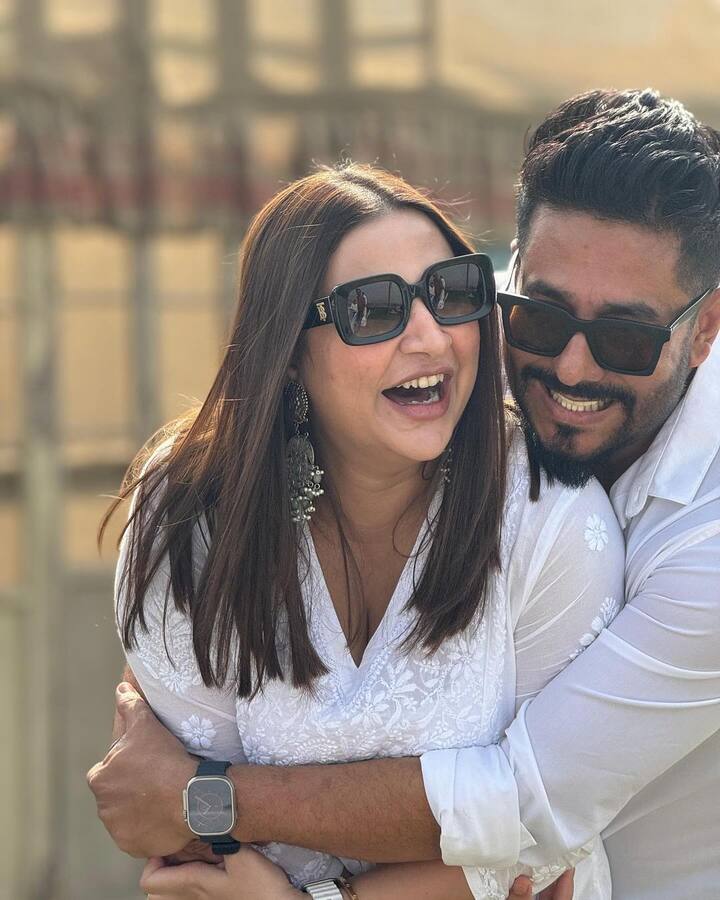 তবে শুভশ্রী যেমন মাতৃত্ব উপভোগ করছেন, তেমনই উপভোগ করছেন জীবনও। ইয়ালিনির সঙ্গে যেমন সময় কাটান তিনি, তেমনই তাঁকে দেখা যায় বিভিন্ন পার্টিতেও। সেই ছবি সোশ্যাল মিডিয়ায় হামেশাই শেয়ার করে নেন তিনি। তাতে কটাক্ষের শিকার হলেও তাকে থোড়াই কেয়ার শুভশ্রীর। তিনি নিজের জীবনকে বাঁচেন নিজের শর্তেই।