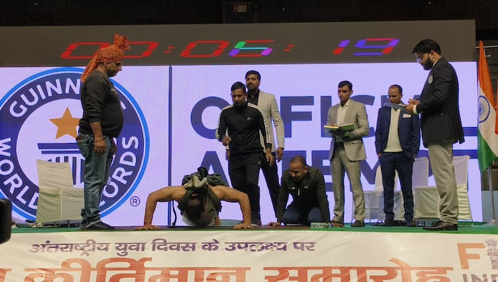 खानपुर गांव के रहने वाले रोहताश चौधरी ने दुनिया के सबसे ज्यादा पुश-अप करने वाले व्यक्ति बन गए हैं. उन्होंने आज अपनी पीठ पर साढे 36 किलो ग्राम वजन रखकर यह नया कीर्तिमान बनाया है. स्पेन के एक खिलाड़ी ने साल 2021 में अपनी पीठ पर 36.5 किलोग्राम वजन रख कर 1 घंटे में 537 पुश-अप मार कर विश्व रिकॉर्ड बनाया था. लेकिन, रोहताश चौधरी ने स्पेन के उस खिलाड़ी का रिकॉर्ड तोड़ते हुए देश के लिए 9वां कीर्तिमान बनाया है. इससे पहले देश के लिए वह आठ वर्ल्ड रिकॉर्ड बना चुके हैं.