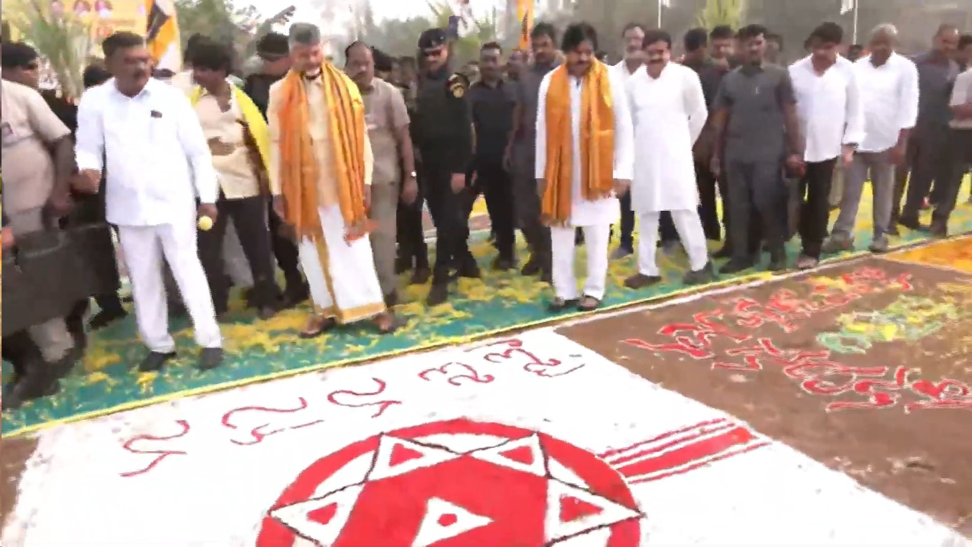 Sankranthi Celebrations: మందడంలో ఘనంగా భోగి వేడుకలు - సంప్రదాయ దుస్తుల్లో చంద్రబాబు, పవన్ సందడి