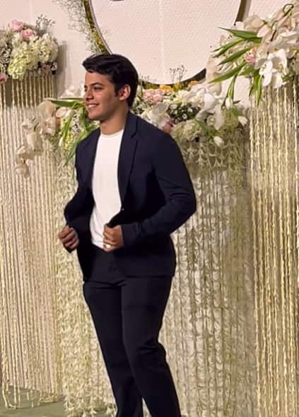 आयरा-नूपुर शिखरे की इस पार्टी में दर्शील काफी डेशिंग लुक में पहुंचे. उनकी ये तस्वीरें देखकर हर कोई हैरान रह गया है.