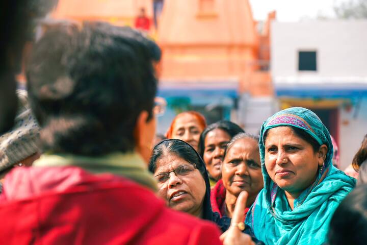गोपाल राय ने कहा कि एक तरफ बीजेपी चुनाव में जहां झुग्गी-वहीं मकान देने की बात करती है और दूसरी तरफ बिना पुनर्वास किए गरीबों को बेघर कर देती है. बिना पुनर्वास किए गरीबों को बेघर करने के केंद्र सरकार के आदेश के खिलाफ आप 14 से 21 जनवरी तक झुग्गियों में नुक्कड़ सभाएं करेगी.