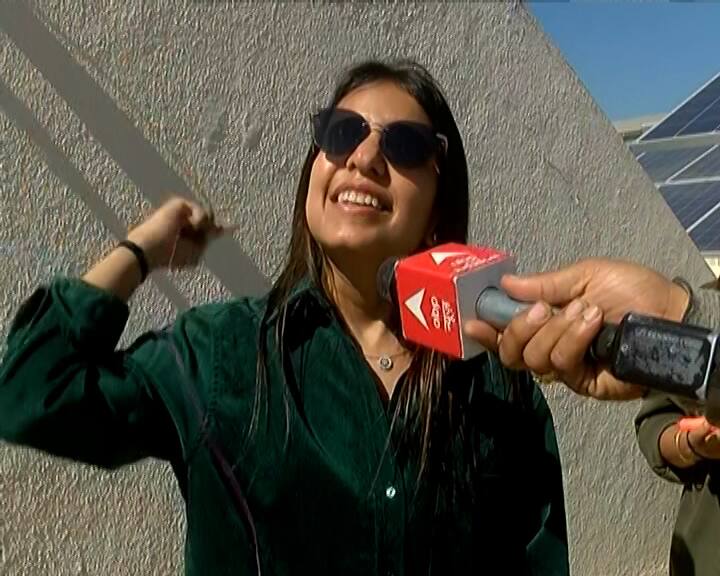 Makar sankrati 2024: રંગીલા રાજકોટમાં મકરસંક્રાંતિ પર્વની ઉજવણી કરવામાં આવી છે. વહેલી સવારથી જ પવન સારો રહેતા પતંગરસિકોમાં જોરદાર ઉત્સાહ જોવા મળ્યો હતો.