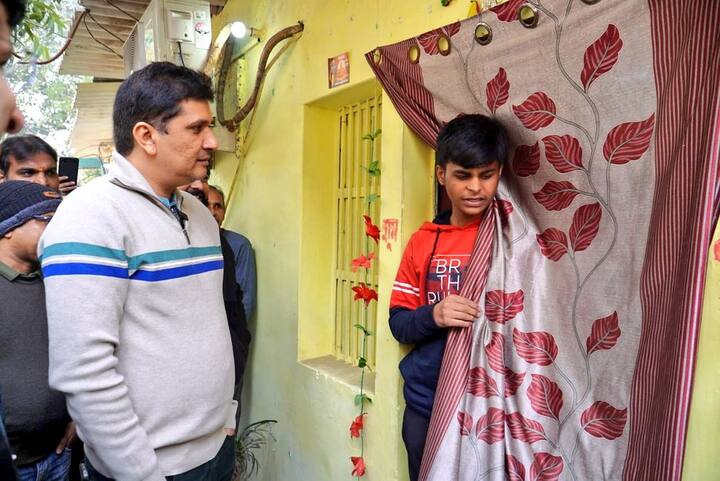 दिल्ली सरकार के मंत्री ने कहा कि चाहे बुलडोजर के सामने खुद खड़ा होना पड़े या सुप्रीम कोर्ट जाकर स्टे ऑर्डर की मांग करनी पड़े. आप इनके साथ खड़े होकर, इनके हक की लड़ाई लड़ेगी. सफदरजंग फ्लाइंग क्लब झुग्गी-झोपड़ी कैंप में मोदी सरकार गरीब परिवारों के खिलाफ साजिश रच रही है.