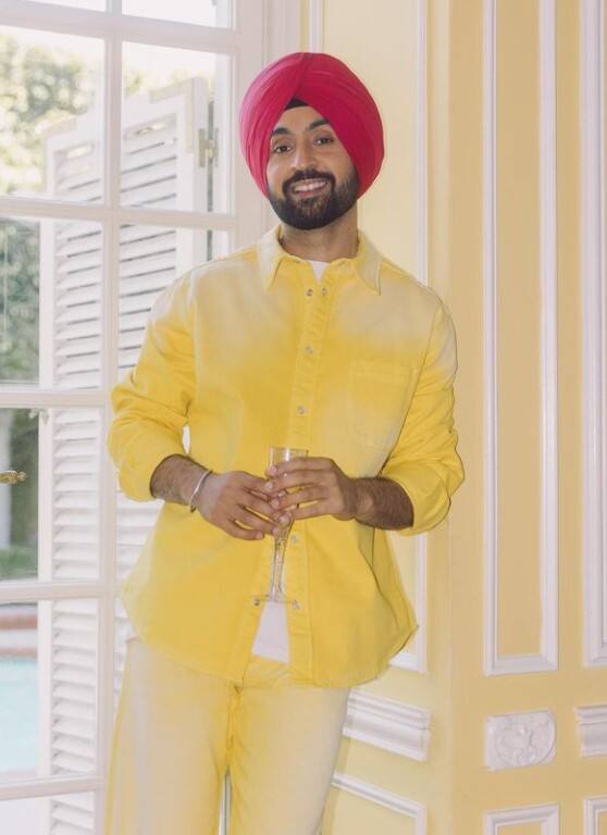 ਖਾਸ ਗੱਲ਼ ਇਹ ਹੈ ਕਿ ਦਿਲਜੀਤ ਦਾ ਇਹ ਅੰਦਾਜ਼ ਪ੍ਰਸ਼ੰਸਕਾਂ ਨੂੰ ਬੇਹੱਦ ਪਸੰਦ ਆ ਰਿਹਾ ਹੈ। ਜਿਸ ਨੇ ਹਰ ਕਿਸੇ ਦਾ ਦਿਲ ਜਿੱਤ ਲਿਆ ਹੈ।