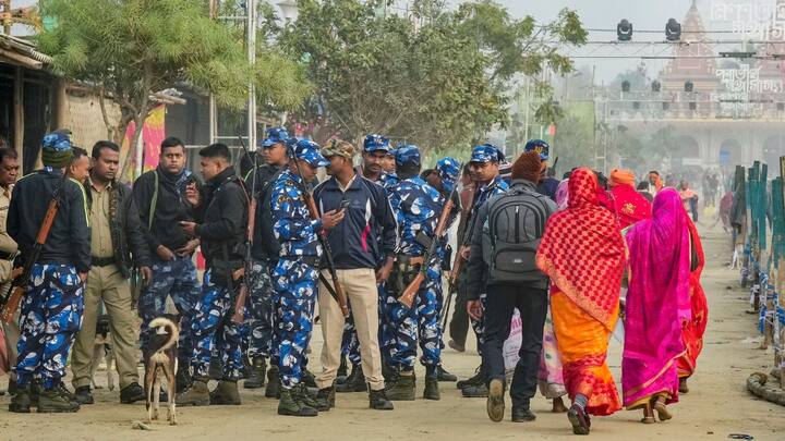মাহেন্দ্রক্ষণের অপেক্ষা সাগরপারে। নানা বয়সের নানা মুখ, নানা ভাষা। পুণ্যলাভের আশায় হাজার হাজার মাইল ছুটে আসা ভক্ত, সন্ন্যাসী, দেশি-বিদেশি অতিথির দল।