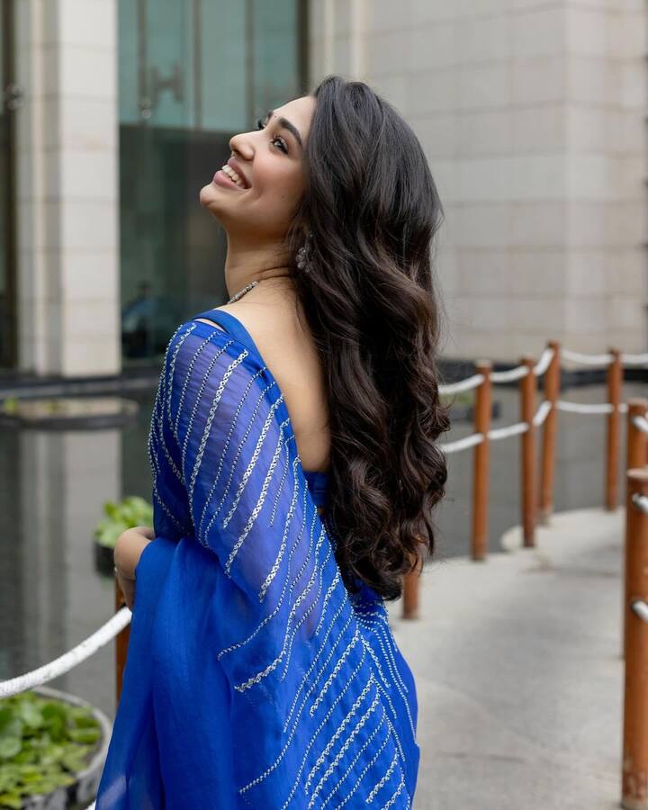 ఈ ఫొటోలో ఆమె బ్లూ డ్రస్‌లో మెరిసిపోతూ కనిపించారు. ఆమె చాలా అందంగా కూడా ఉన్నారు. ‘ఉప్పెన’తో కృతి స్టార్ అయ్యారు.