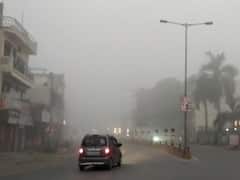 Varanasi Weather: कोहरे ने लगाई वाराणसी की रफ्तार पर ब्रेक, सुबह से छाया रहा घना कोहरा, देखें तस्वीरें