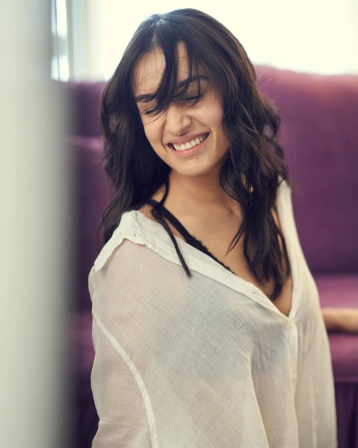 శ్రద్ధాకపూర్ ఎన్నో బాలీవుడ్ సినిమాల్లో నటించినా.. ఆషికి 2 సినిమాతో మంచి హిట్ను అందుకుంది. దానిలో ప్రతి పాట కూడా భాషతో సంబంధం లేకుండా హిట్ అయ్యాయి. సినిమాలో ఆదిత్యరాయ్ కపూర్తో ఈ భామ చేసిన కెమిస్ట్రీకి అభిమానులు ఫిదా అయిపోయారు. ఆమె నటనకు కూడా మంచి మార్కులు పడ్డాయి.(Image Source : Instagram/shraddhakapoor)