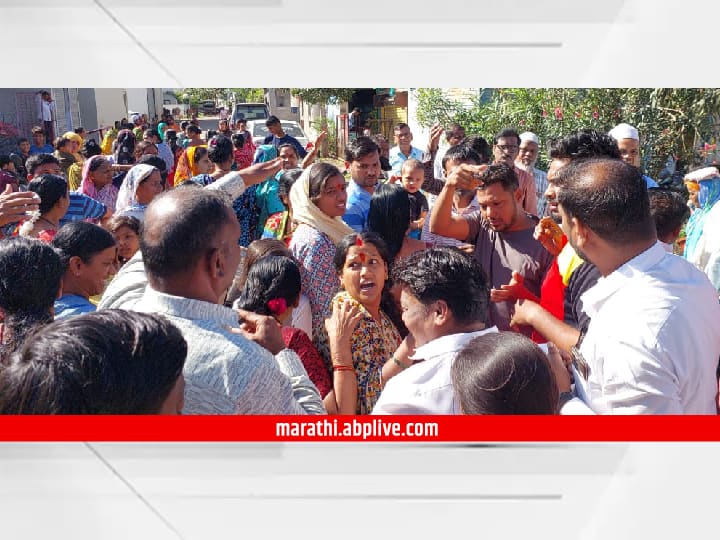 Nandgaon No water supply after 20 days womens rasta roko andolan nashik maharashtra marathi news Nandgaon News : नांदगावात 20 दिवस उलटूनही पाणीपुरवठा नाही; महिलांचा रास्ता रोको, नगरपरिषदेच्या आश्वासनानंतर आंदोलन मागे
