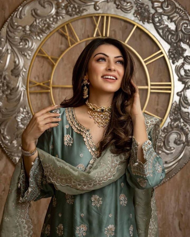 హన్సీక మోత్వానీ గ్రీన్ కలర్ చుడీదార్లో మెరిసింది. హెవీ జ్యూవెలరీతో తన లుక్ని సెట్ చేసుకుంది. హెయిర్ని లీవ్ చేసి ఫోటోలకు అద్భుతమైన ఫోజులిచ్చింది.(Image Source : Instagram/ihansika)