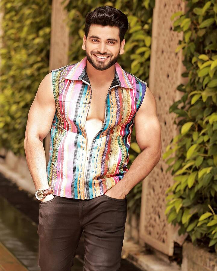 शिव ठाकरे, जो बिग बॉस 15, रोडीज़ में रियलिटी शो के लिए जाने जाते हैं, अब झलक दिखला जा 11 पर अपने डांस से दिल जीत रहे हैं. उन्हें पहले रियलिटी शो खतरों के खिलाड़ी 13 में देखा गया था. उनकी कथित तौर पर नेट वर्थ 6-10 करोड़ रुपए है.