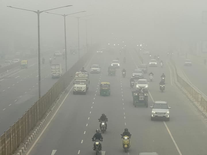 Delhi Weather Update Dense Fog Makes Visibility Drop To Zero Safdarjung Metres 22 Trains Delayed IMD AQI CPCB Delhi: Visibility Drops To Zero Amid Dense Fog, 'Severe' AQI. 22 Trains Delayed, 9 Flights Diverted