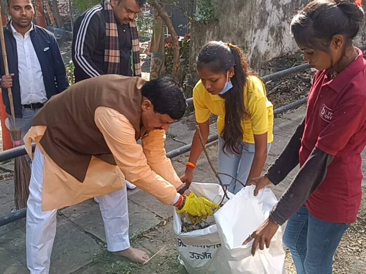 मुख्यमंत्री डॉ मोहन यादव ने राहगीर के बाद उज्जैन के राम जनार्दन मंदिर पहुंचकर सफाई अभियान में हिस्सा लिया. उन्होंने राम मंदिर में झाड़ू लगाई. डॉ मोहन यादव ने कहा कि यह मंदिर 500 साल से भी ज्यादा पुराना है. इस मंदिर का उल्लेख कई धार्मिक पुस्तकों में भी देखने को मिलता है.