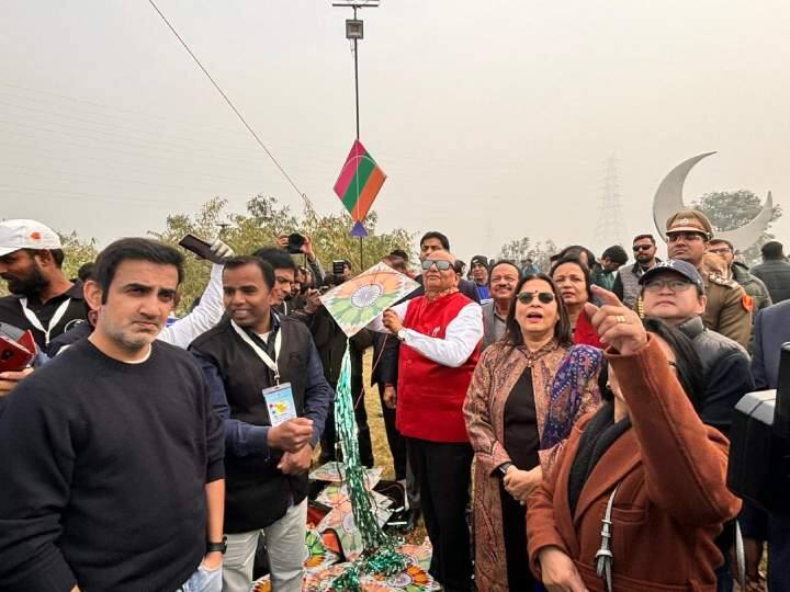 बीजेवी विधायक ओपी शर्मा, दिल्ली के मुख्य सचिव नरेश कुमार और पुलिस कमिश्नर संजय अरोड़ा भी यहां पहुंचे. बात करें विदेशी डिप्लोमेट्स की तो यहां विदेशी राजदूतों के अलावा यहां सेशेल्स, मंगोलिया, माली, बुरुंडी, बोलीविया, नइजर, ऑस्ट्रिया, लीबिया और पेरू के डिप्लोमेट्स ने भी पतंग उत्सव में शामिल हुए.