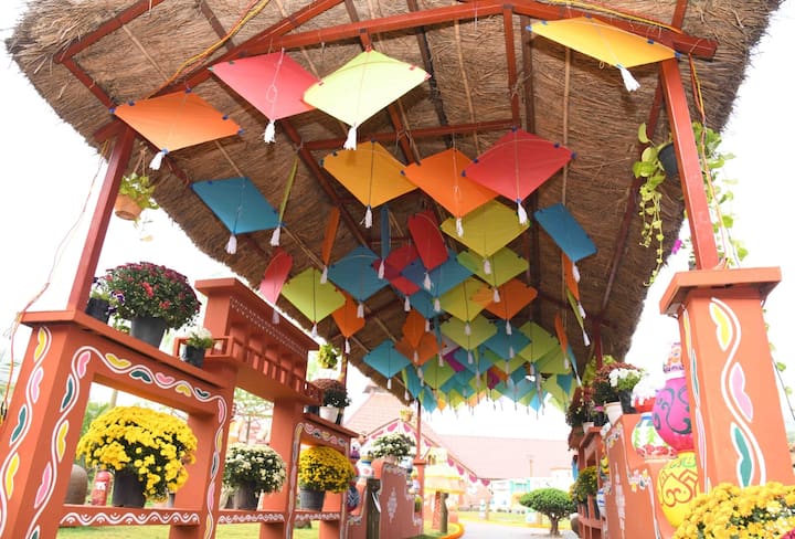 ఆలయం వద్ద సుందర అలంకరణ