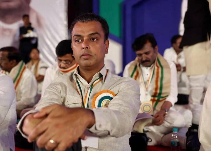 Former Union minister Milind Deora quits Congress Ahead Of Polls 2024 Milind Deora: காங்கிரசில் இருந்து வெளியேறிய முக்கியப் புள்ளி! தேர்தல் நேரத்தில் முன்னாள் அமைச்சர் தந்த ஷாக்!