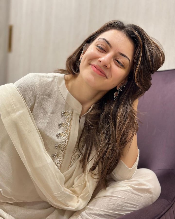 తర్వాత అల్లుఅర్జున్ సరసన దేశముదురు సినిమాతో తెలుగులోకి ఎంట్రీ ఇచ్చింది. ఈ సినిమా అప్పట్లో భారీ విజయాన్ని సొంతం చేసుకుంది. పూరి జగన్నాథ్ దర్శకత్వం వహించిన ఈ సినిమాలో సన్యాసిగా నటించి మెప్పించింది హన్సిక.(Image Source : Instagram/ihansika)