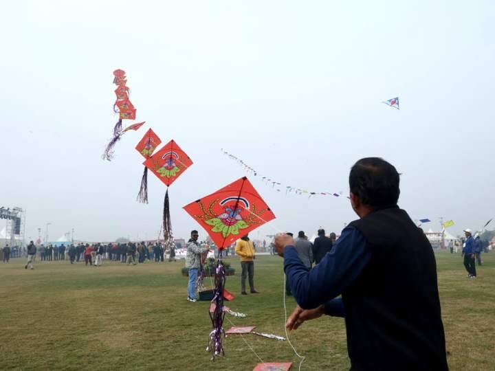 पतंग उत्सव के दौरान थीम पवेलियन भी लोगों को काफी पसंद आया. इस पवेलियन में लोगों को पतंगों के इतिहास के बारे में जानने का मौका मिला. पतंग उत्सव में क्लासिक पतंगों का एक बाजार भी लगा था. वहीं लोक कलाकारों ने भी यहां पर अपनी कला का प्रदर्शन किया और लोगों की तालियां बटोरी.