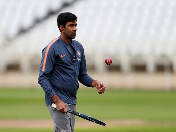 ভারতের তারকা অফস্পিনার রবিচন্দ্রন অশ্বিন চেন্নাইয়ের এসএসএন কলেজ ইঞ্জিনিয়ারিং থেকে বি.টেক ডিগ্রি নিয়ে পাশ করেছেন। পদ্ম সাসাদ্রি বালা ভবন থেকে দশম শ্রেণির পরীক্ষা দিয়েছিলেন। সেন্ট বেদে অ্যাংলো ইন্ডিয়ান হায়ার সেকেন্ডারি স্কুল থেকে দ্বাদশের পরীক্ষা দেন।