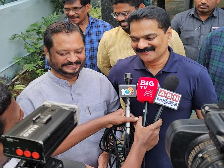 Brother Anil Kumar meets Former MP Harsha Kumar to invite son raja reddy marriage Brother Anil Kumar: మాజీ ఎంపీ హర్ష కుమార్‌తో బ్రదర్ అనిల్ భేటీ - గంటపాటు చర్చలు!