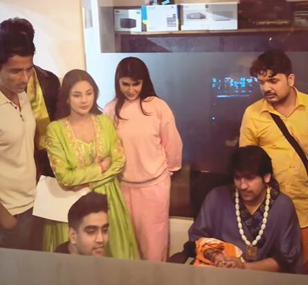 बिग बॉस फेम और एक्ट्रेस शहनाज गिल भी बाबा बागेश्वर से आशीर्वाद लेने पहुंचीं थीं. इस दौरान एक्ट्रेस ग्रीन कलर के सूट में दिखाई दीं.