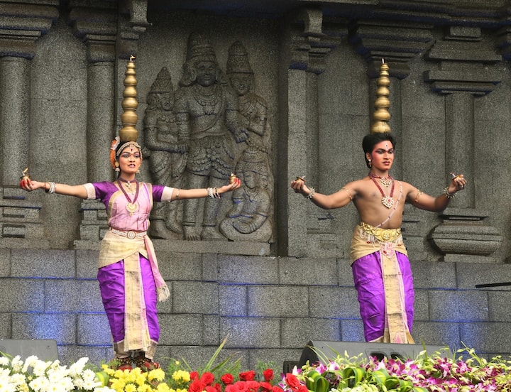 తలపై కుండలు పెట్టుకుని కళాకారుల నృత్యాలు