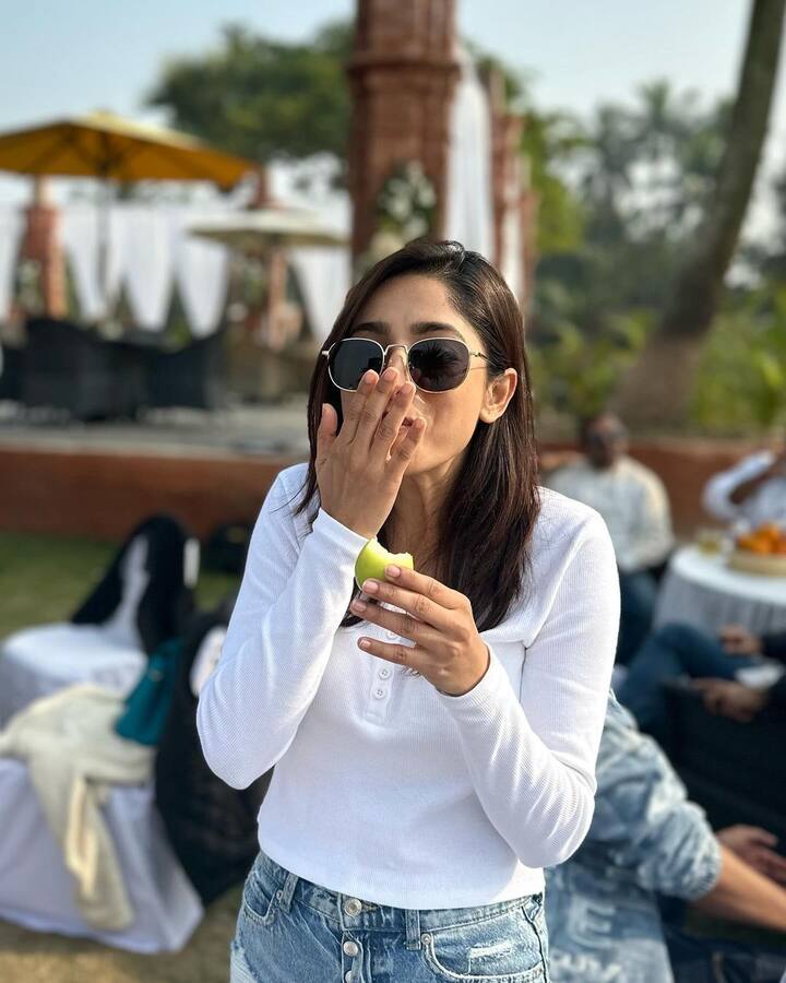 এদিন সব তারকারাই ছিলেন এক্কেবারে সেলিব্রেশনের মুডে। প্রত্যেকের পরণেই ছিল সাদা পোশাক।