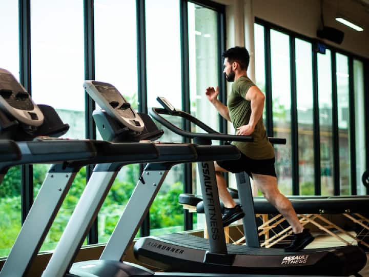 Right time to gym : आजकाल च्या व्यस्त जीवनात लोकांना त्यांच्या फिटनेससाठी वेळ मिळत नाही. अशा परिस्थितीत आज 24/7  जिम ची पद्धत सुरू झाली आहे.
