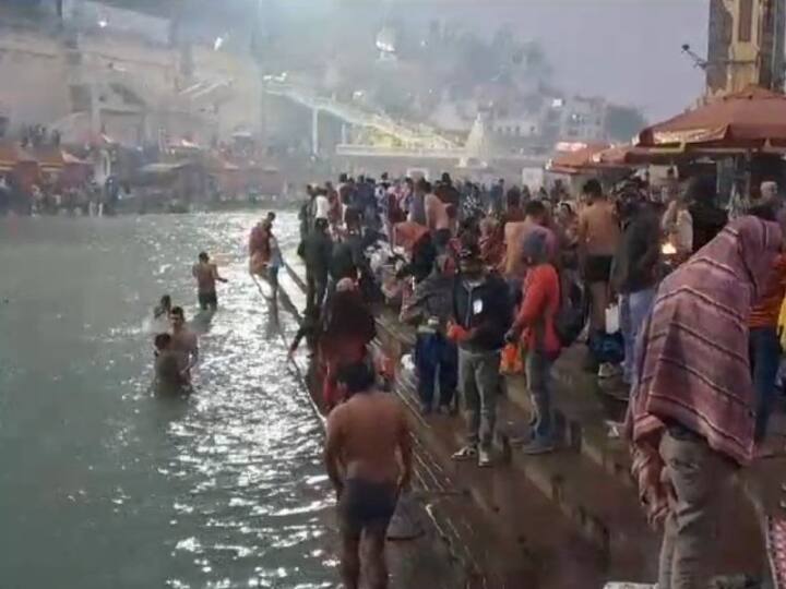 Makar Sankranti 2024 Devotees took dip of faith Ganga river in haridwar ann Makar Sankranti 2024: हरिद्वार में आस्था के आगे हारी ठंड, गंगा में डुबकी लगाने के लिए श्रद्धालुओं का उमड़ा सैलाब