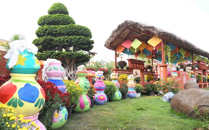 కుండలతో ఆకట్టుకునే అలంకరణ