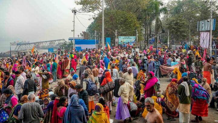 কপিল মুনির আশ্রমে পুজো দেওয়ার পাশাপাশি, এদিন সকাল থেকে সাগরে স্নান করেন লক্ষ লক্ষ পুণ্যার্থী।