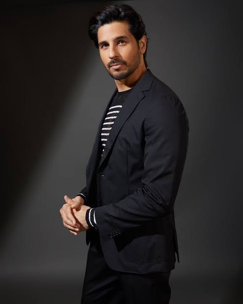 Before making his debut as a leading man, Siddharth Malhotra worked as an assistant director on the sets of the blockbuster 'My Name is Khan.' Little did we know that the man behind the scenes would soon become a heartthrob in front of the camera. (Image Source: Special Arrangement)