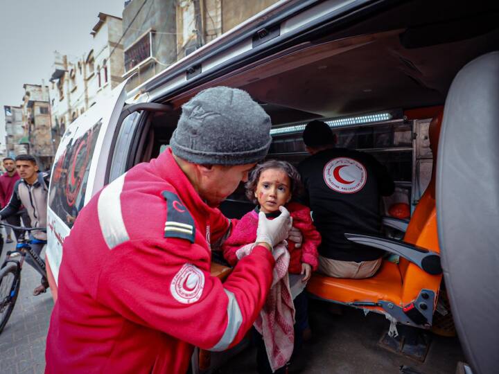 हमास ने गाजा पट्टी में सैकड़ों की संख्या में खुफिया सुरंग तैयार करके रखा हुआ है. इसकी जानकारी इजरायली सेना ने गाजा में जमीनी आक्रमण के दौरान दी. अब तक कई सुरंगों को ढूंढ निकाला है. इस दौरान 350 किलोमीटर लंबी सुरंग की भी खोज की थी, जो अब तक के खोजी गई सभी सुरंगों में सबसे लंबी है.