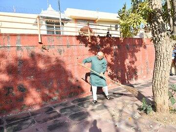 ગાંધીનગર: મકરસંક્રાતિના દિવસે સ્વચ્છતા ઝુંબેશમાં મુખ્યમંત્રી ભૂપેંદ્ર પટેલ જોડાયા હતા. ગાંધીનગર નજીકના ધોળેશ્વર મહાદેવ મંદિરમાં સામૂહિક સફાઈ દ્વારા સહભાગી બન્યા હતા.