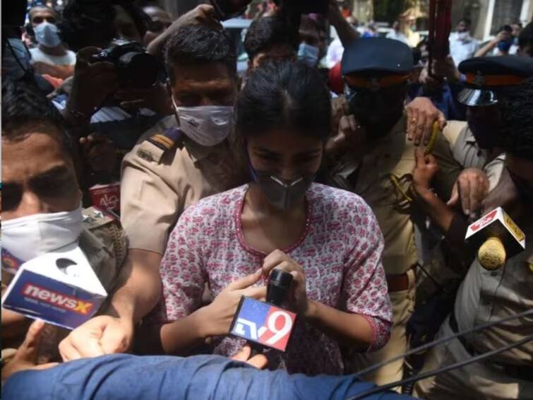 Rhea Chakraborty : Actress Rhea Chakraborty shares Heartbreaking and bad experience about jail Marathi News Rhea Chakraborty : अभिनेत्री रिया चक्रवर्तीने शेअर केले जेलवारीतील वाईट अनुभव; म्हणाली, 