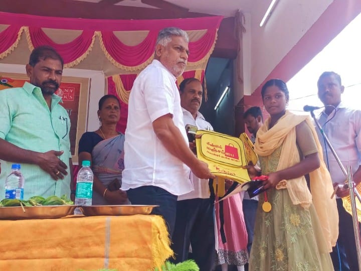 Madurai: மீண்டும் மஞ்சள் பை குறித்த விழிப்புணர்வு! மாணவர்களுக்கு மஞ்சள் நிற ஸ்கூல் பேக் வழங்கி அசத்தல்!