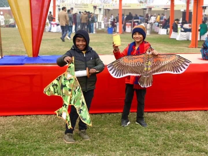 imदिल्ली भीषण ठंड और घना कोहरा होने के बावजूद पतंग उत्सव में लोगों का उत्साह देखते ही बन रहा था. विदेशी डिप्लोमेट्स के साथ केंद्रीय मंत्री और सांसदों ने पतंगबाजी का लुत्फ उठाया. age 1