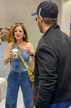 Pics: ज्वेलरी एग्जीबिशन में एक्स हसबैंड ऋतिक रोशन को गले लगाती दिखीं सुजैन खान, ‘फाइटर’ एक्टर का दिखा डेशिंग लुक