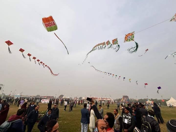 देश के विभिन्न राज्यों से 30 प्रोफेशनल पतंग उत्सव के लिए दिल्ली पहुंचे थे, जिन्होंने अपनी पतंग उड़ाने की कला से दर्शकों को हैरान कर दिया. राजस्थान, सिक्किम, महाराष्ट्र, कर्नाटक, पंजाब, लक्षद्वीप और गुजरात से पहुंचे प्रोफेशनल पतंगबाजों ने कई आकार, साइज, रंगों आदि की पतंगे उड़ाई. पतंगबाजों ने पतंग की ट्रेन, ईगल आदि भी बनाई.