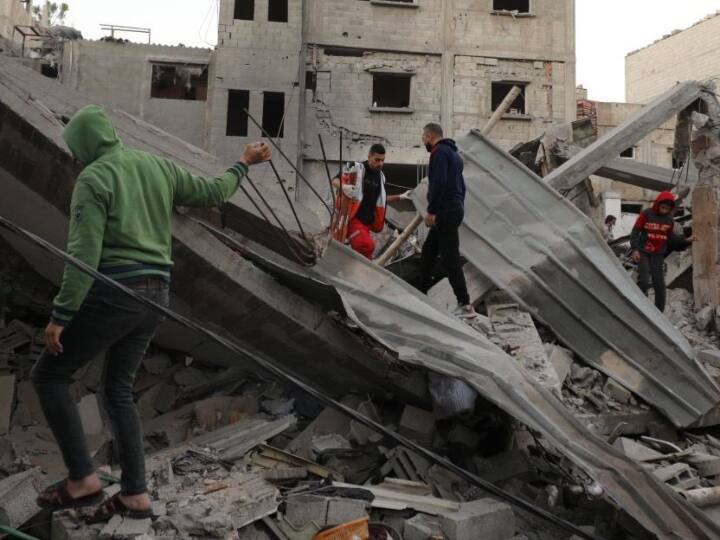 इजरायल गाजा पट्टी में हमास के ठिकानों पर सैकड़ों हवाई हमले कर चुका है. इस दौरान कई आवासीय इमारत भी धराशायी हो चुकी हैं. इस दौरान हजारों की संख्या में आम फिलिस्तीनी नागरिकों को मौत के घाट उतार दिया गया. इसकी संख्या 25 हजार के करीब पहुंच चुकी है.