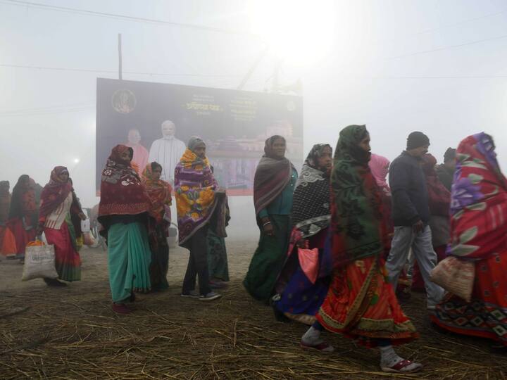 In Prayagraj, devotees arrive to offer prayers in the Ganga river amid fog on a cold winter morning on the occasion of Makar Sankranti. (Image Source: PTI)