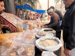 Lohri 2024: लोहड़ी पर दिल्ली के बाजारों में दिखी रौनक, लोग मूंगफली-रेवड़ी खरीदते आए नजर, देखेंं तस्वीरें