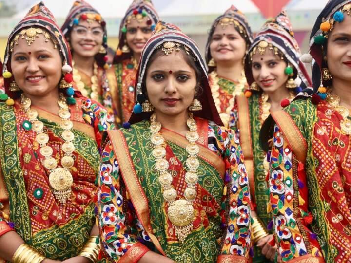 यमुना किनारे सराय काले खां के बांसेरा में आयोजित किये गए इस दो दिवसीय अंतरराष्ट्रीय पतंग उत्सव में महिला, पुरुष समेत बच्चे और बुजुर्ग सभी वर्गों के लोग शामिल हुए. कल पहले दिन इस उत्सव में कई विदेशी डिप्लोमेट्स और प्रतिनिधियों ने भी हिस्सा लिया.