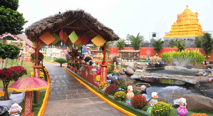 నమూనా ఆలయం లోపలికి వెళ్లే మార్గంలో