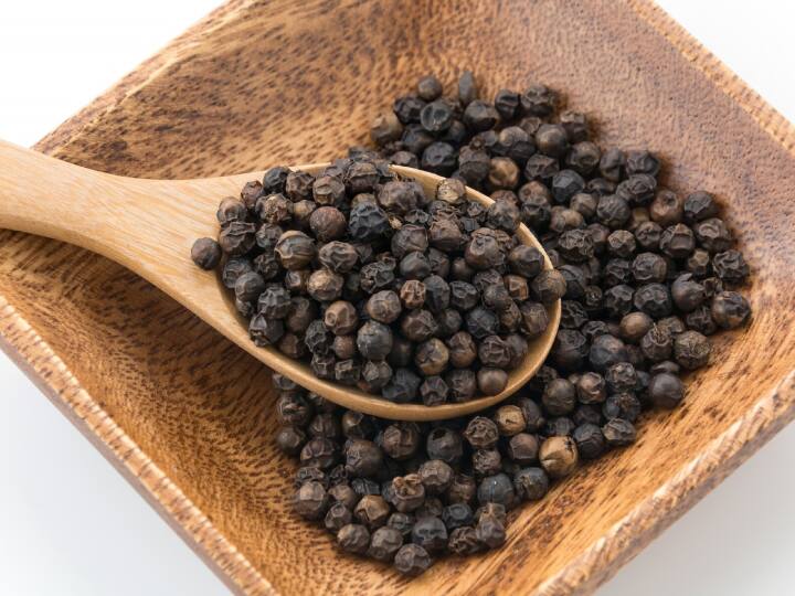 खाली पेट सुबह उठते ही एक गिलास गर्म पानी में 1 से 2 कुचली हुई काली मिर्च के दाने मिलाएं. अगर पानी का तापमान सहन न हो तो गुनगुने पानी का भी प्रयोग किया जा सकता है.