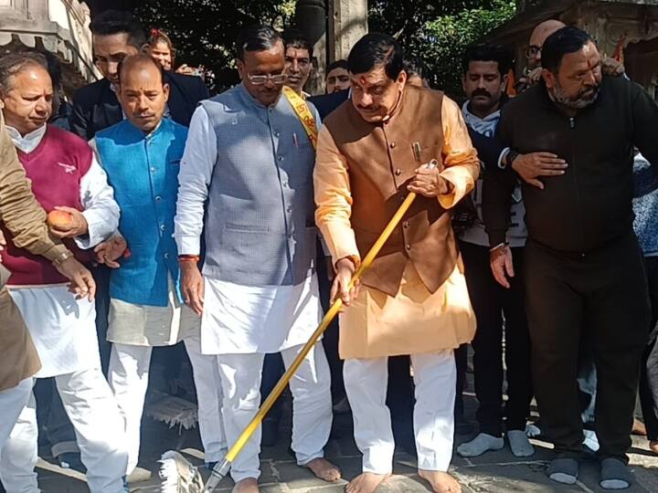 उन्होंने कहा कि प्रधानमंत्री नरेंद्र मोदी के स्वच्छता अभियान को ध्यान में रखते हुए धार्मिक स्थलों की सफाई को लेकर भी अभियान चलाया गया है. उज्जैन मंदिरों का शहर है इसलिए मंदिर पहुंचकर उन्होंने झाड़ू लगाकर लोगों का ध्यान सफाई की ओर आकर्षित करने का प्रयास किया है. मुख्यमंत्री डॉ मोहन यादव ने कचरे को कूड़ेदान में पहुंचने के बाद मीडिया से बातचीत भी की.