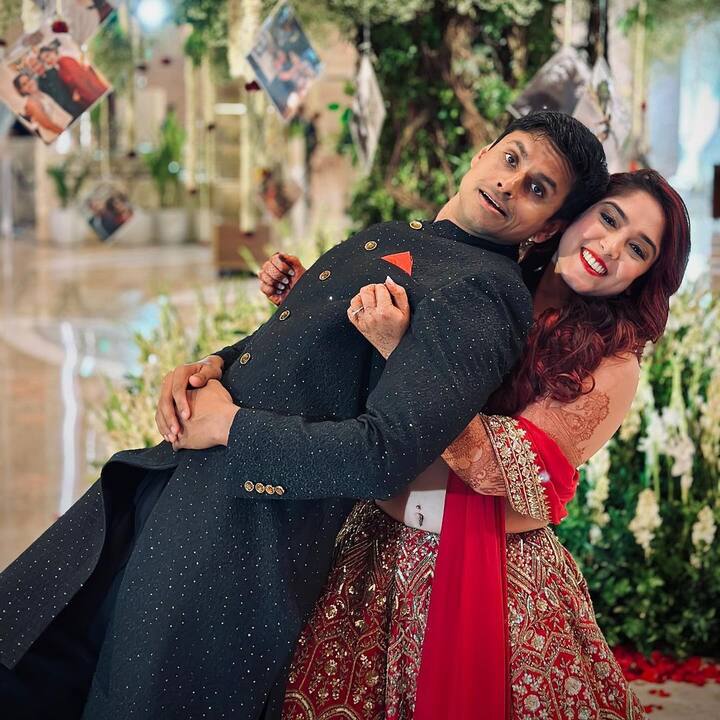 वहीं अब नूपुर ने भी बिजी शेड्यूल से कुछ वक्त निकालकर अपने रिसेप्शन से कुछ अनदेखी तस्वीरें शेयर की हैं. जिसमें वो आयरा के साथ मस्ती करते हुए दिखाई दिए.