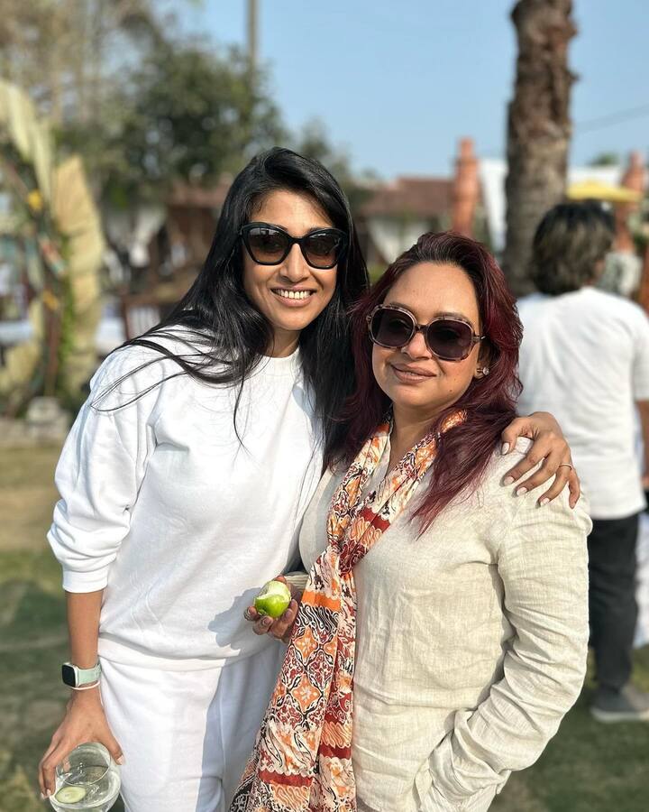 তবে এই পিকনিকে দেখা মিলল না টলিউডের অনেক তারকারাই। যেমন এদিনের পিকনিকে দেখা গেল না দেব (Dev) ও রুক্মিণী মৈত্রকে (Rukmini Maitra)। হাজির হলেন না আবির চট্টোপাধ্যায়ও (Abir Chatterjee)।