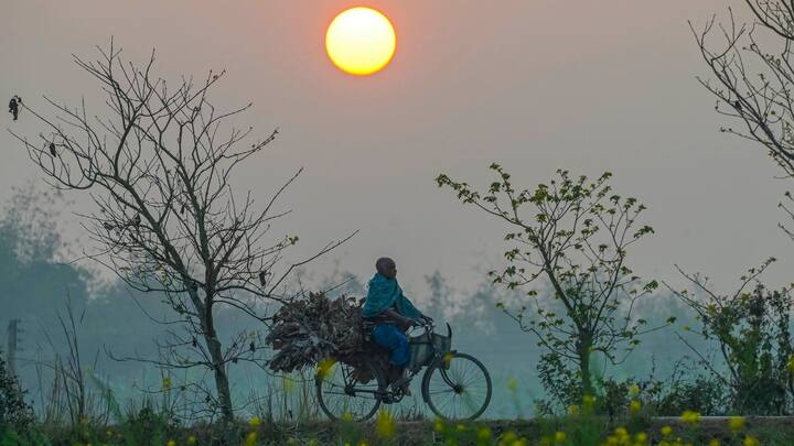 পৌষের শেষবেলায় শীতের ঝোড়ো ব্যাটিং। ঠান্ডায় কাঁপছে গোটা রাজ্য়। পারদ-পতনে রবিবার শৈল শহর দার্জিলিঙের সঙ্গে টেক্কা দিল জঙ্গলমহলের জেলা পুরুলিয়া।
