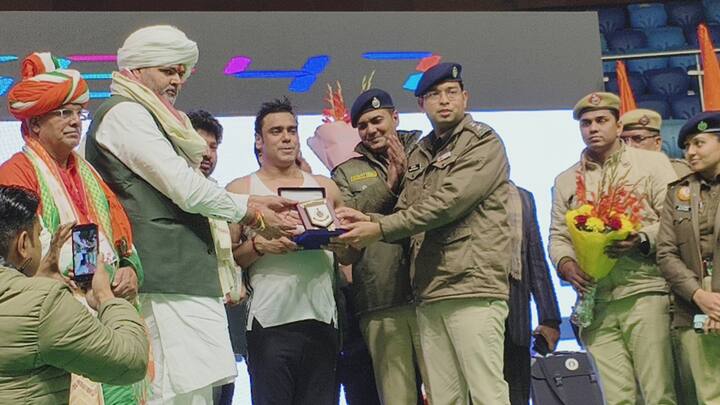 दिल्ली के तालकटोरा स्टेडियम में गिनीज वर्ल्ड रिकॉर्ड की टीम पहुंची. स्टेडियम में दिल्ली पुलिस के अधिकारियों के अलावा सैकड़ो की संख्या में दर्शक भी मौजूद थे. जहां रोहताश चौधरी ने पहले तो 45 मिनट के अंदर स्पेन के खिलाड़ी का 537 पुश अप करने का रिकॉर्ड तोड़ा, फिर उसके बाद 1 घंटे के अंदर नया रिकॉर्ड स्थापित किया. उन्होंने 1 घंटे के दौरान सबसे अधिक 743 पुश-अप मार कर नया रिकॉर्ड बनाया. रोहताश चौधरी अब दुनिया के नए पुश-आप मैन बन गए हैं.